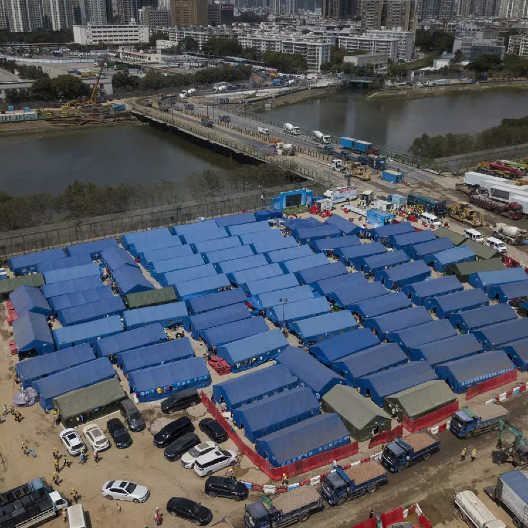 China shuts business center of Shenzhen to fight virus surge