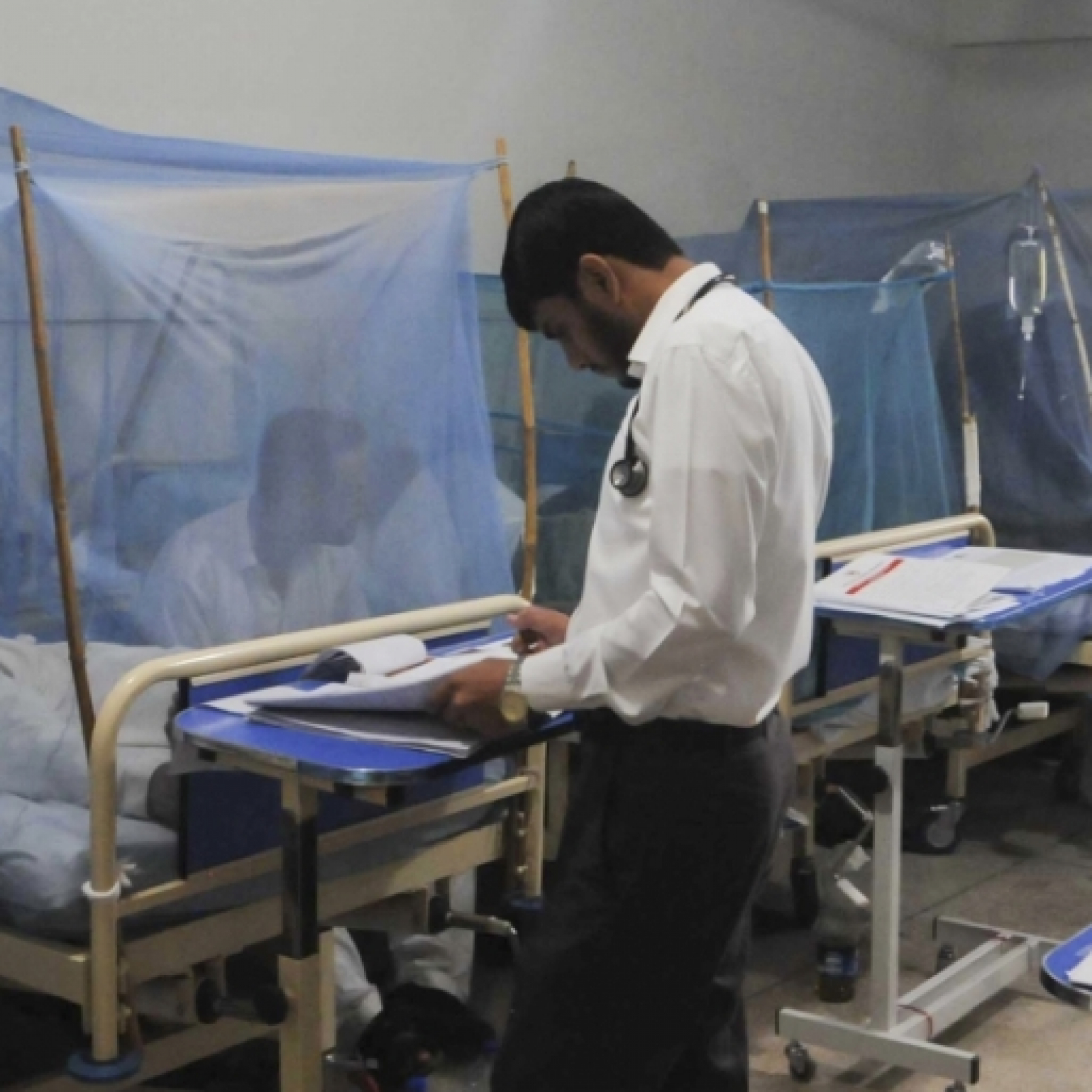 Pakistan hospitals run out of beds on dengue surge