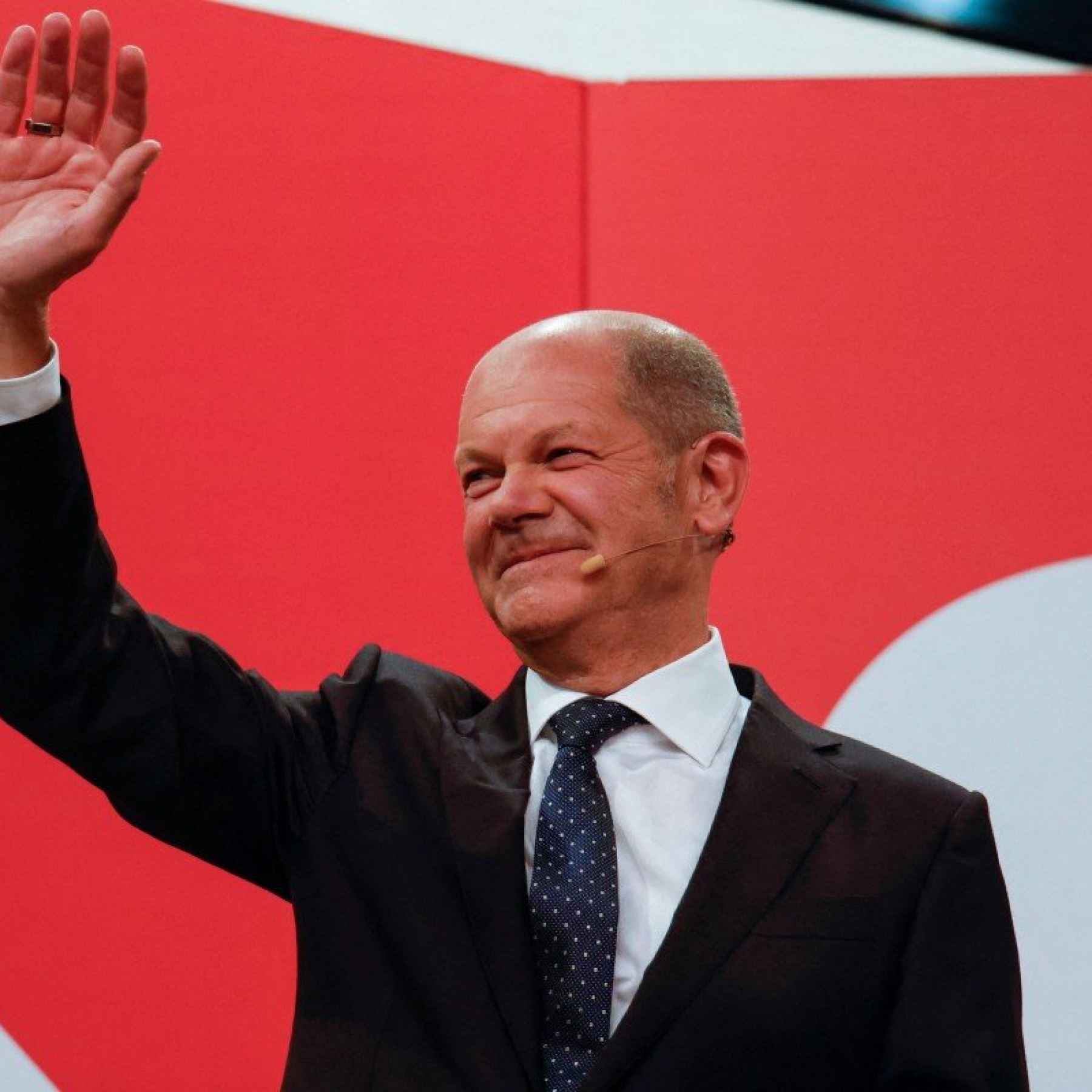 SPD narrowly beats Merkels party in German polls