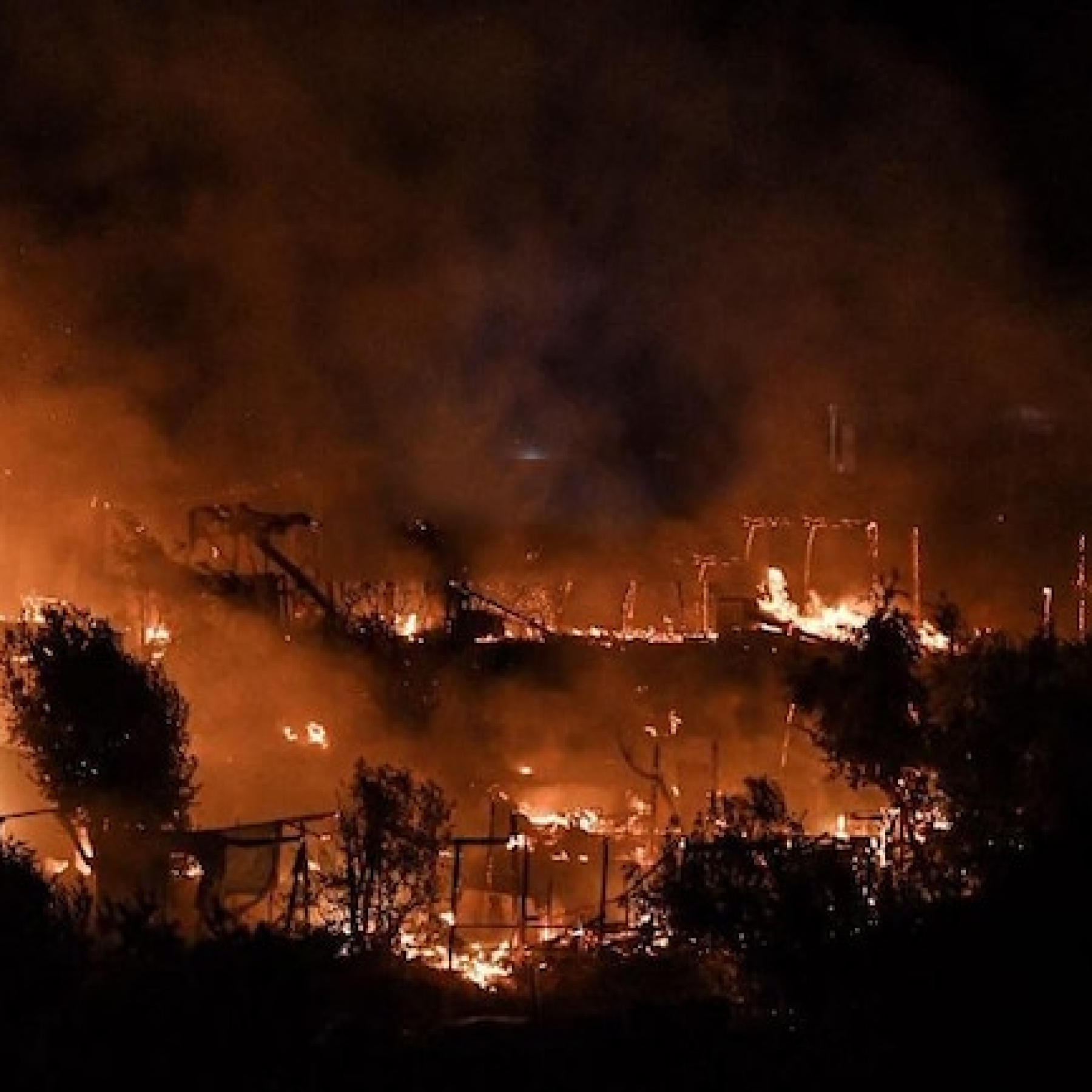 Major fire at migrant camp on Greek island of Samos