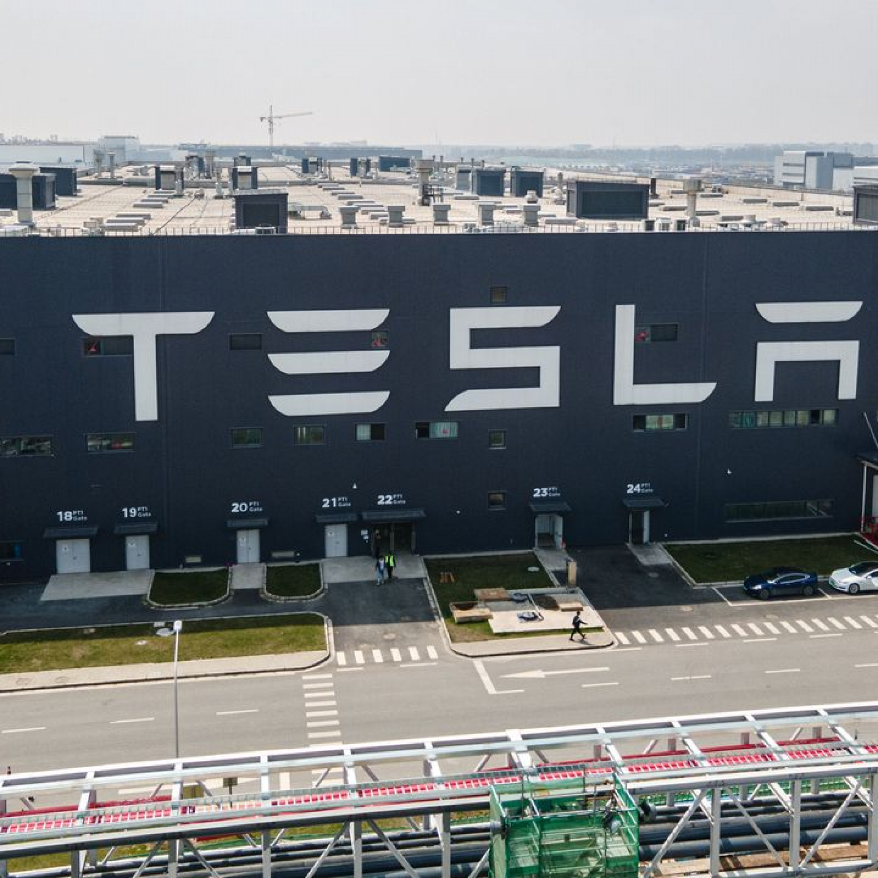 Many factory workers in Shanghai canot get back to work even after Covid controls ease