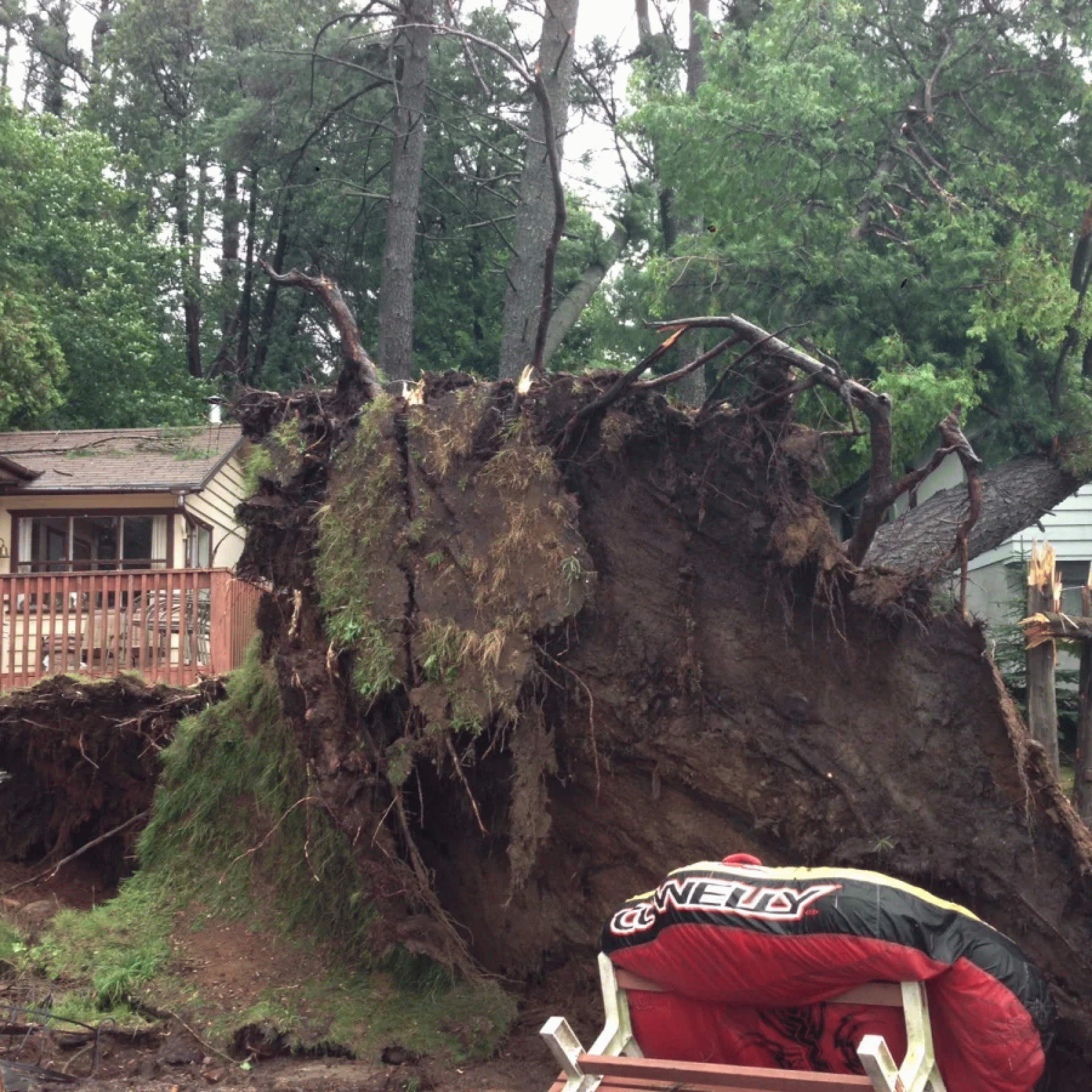Canada storms kill 8 leave half a million without power