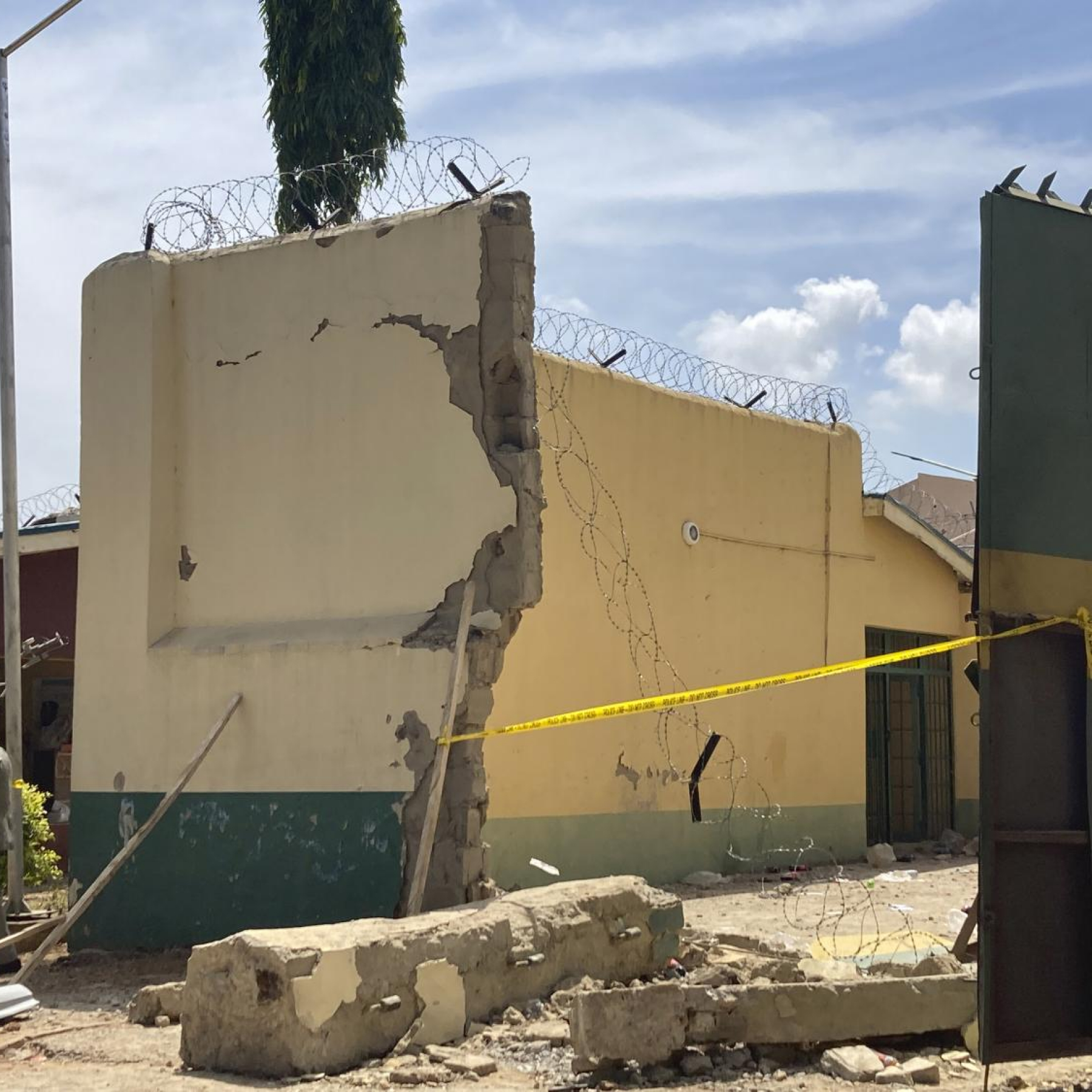 Jihadis attack jail in Nigerias capital 879 inmates escape
