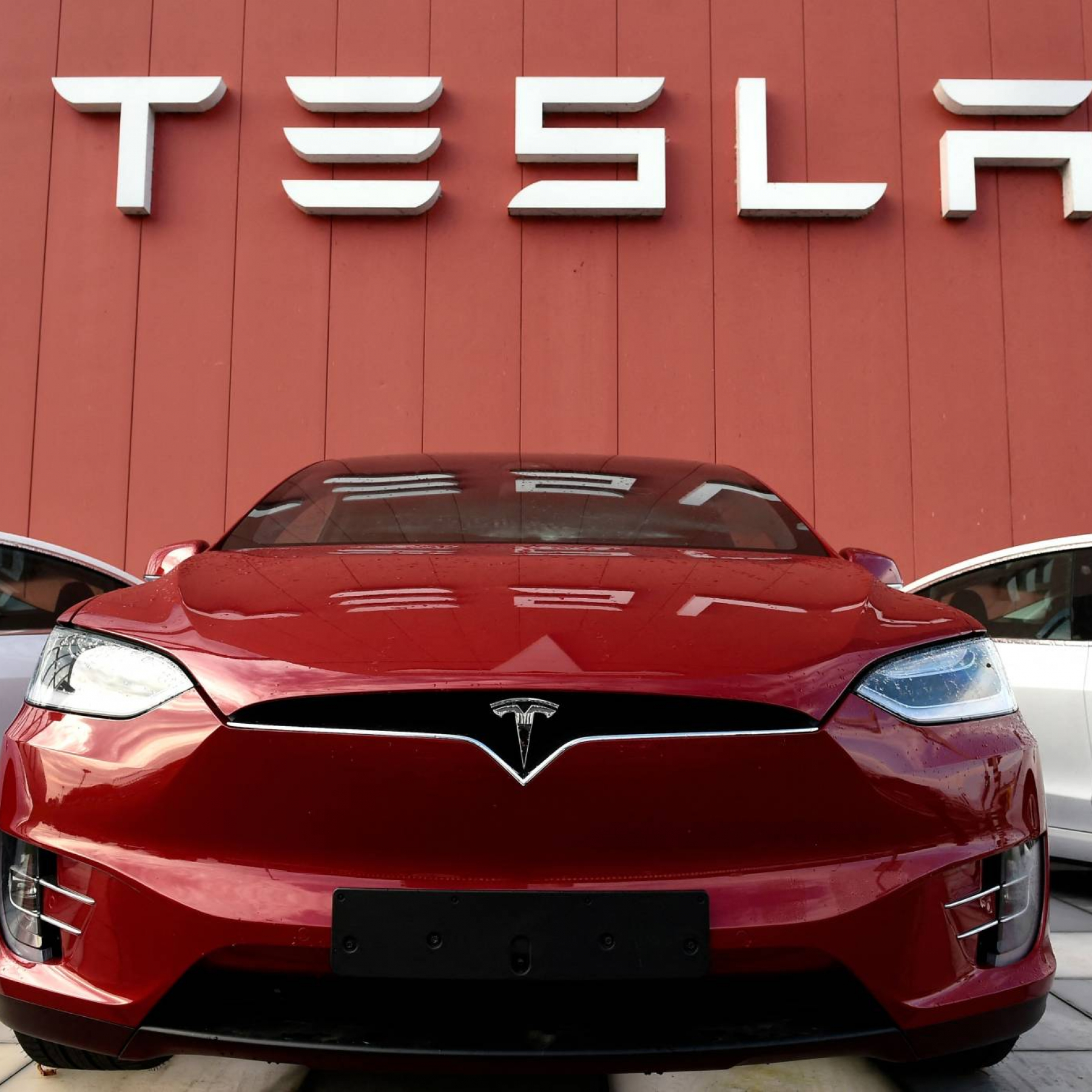 Tesla to recall 475000 cars in the US