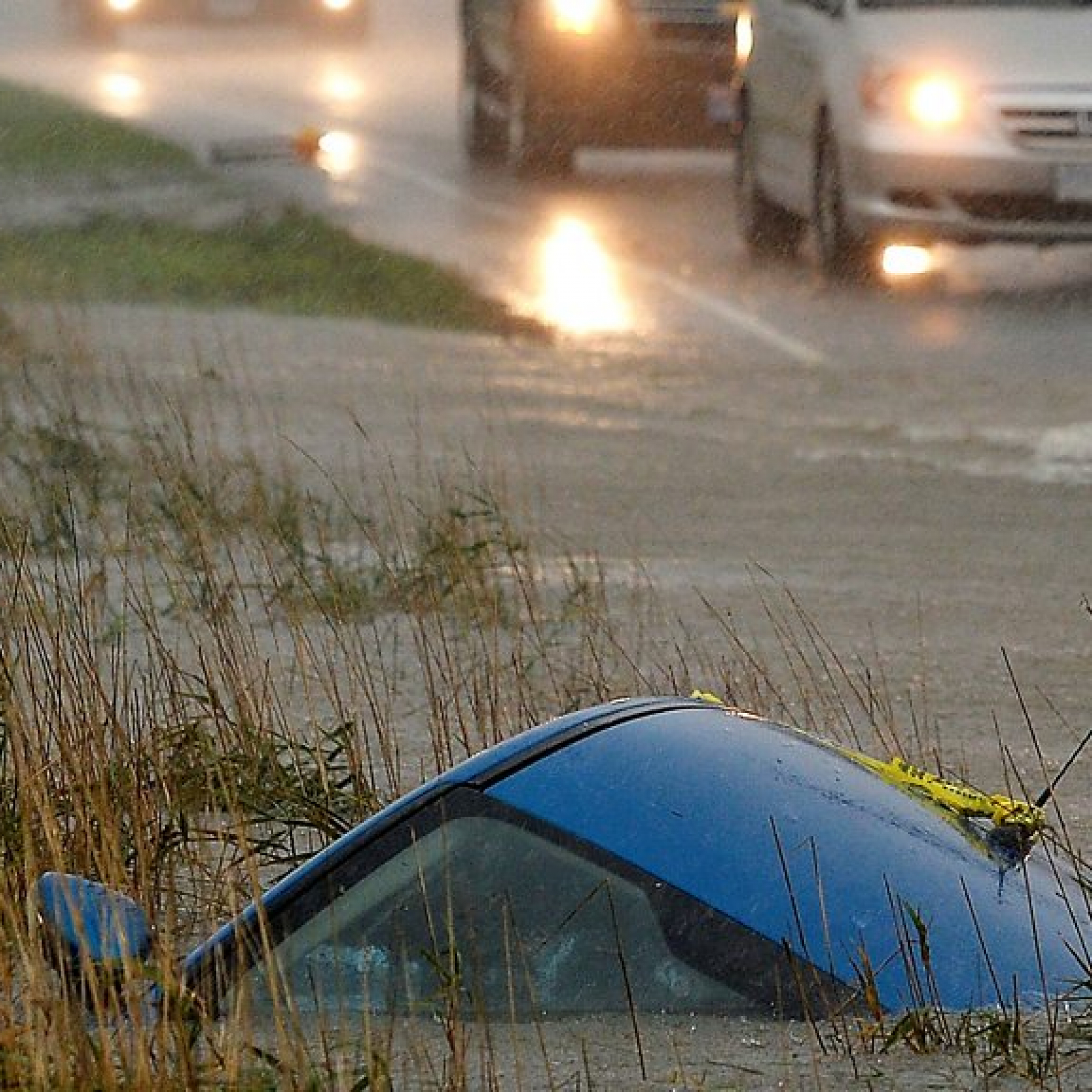 Deadly storm cuts transport links around Vancouver