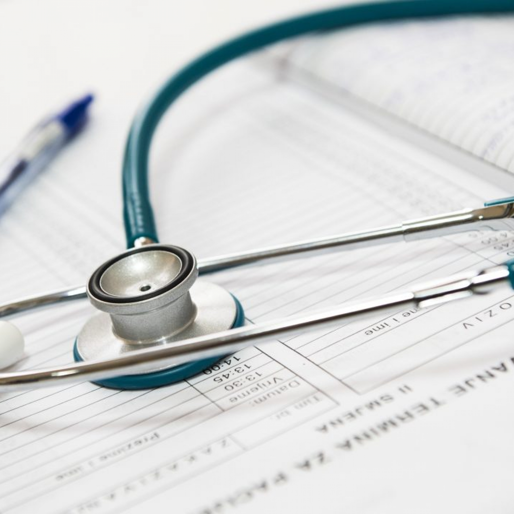 Employers to provide non-Qatari employees with health insurance ministry rules