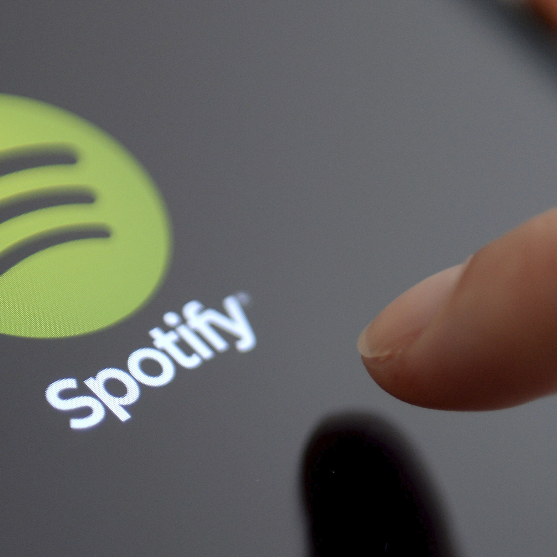 Spotify will add a COVID advisory to podcasts after the Joe Rogan controversy