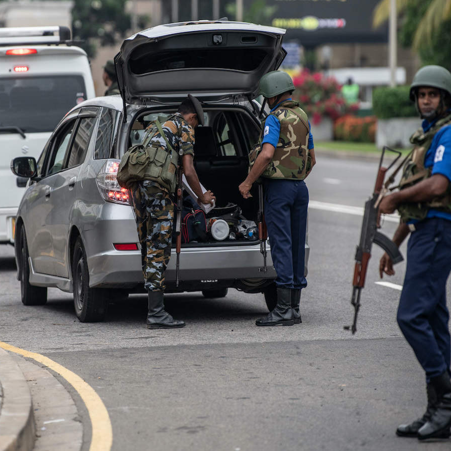 Sri Lankan cop fatally shoots 4 officers in former war zone