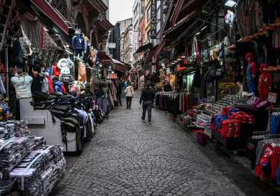 Bulgarian shoppers find bargains in Turkey as lira struggles