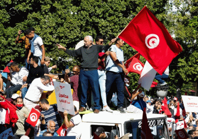 Tunisian police fire tear gas on protesters at landfill