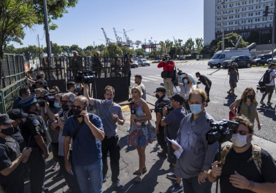 Argentinas leader goes to court to back vice president