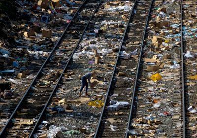 Train derails near LA site of recent wave of cargo thefts