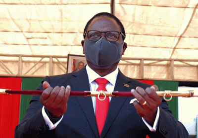 Malawis president dissolves cabinet over corruption allegations