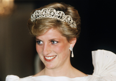 Princess Dianas priceless wedding tiara exhibited for the first time in decades