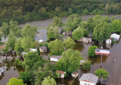 Homes of 85000 people at risk but rain eases around Sydney 