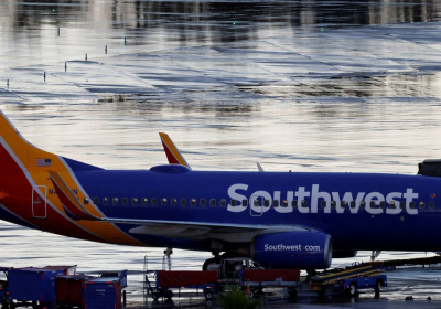 Woman sues Southwest says airline ejected her for removing mask to drink water