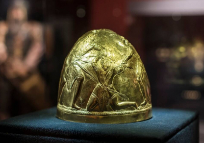 Ukraine says Russia looted ancient gold artifacts from museum