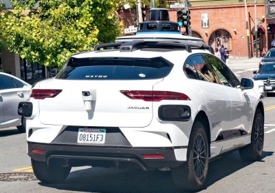 Self-driving Waymo cars clog up dead-end San Francisco street