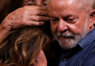 Lula embraced his wife Rosangela after his victory