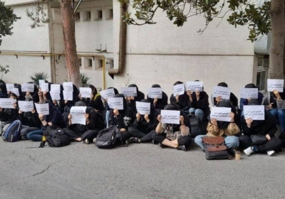Iran University students stage sit-down 