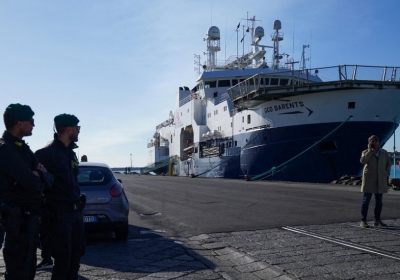 Three leap from migrant rescue boat held in Italy