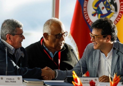 ELN delegation head Pablo Beltrán (L) shakes hands with Colombian negotiator Danilo Rueda in Caracas