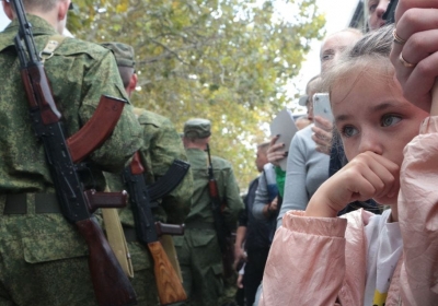 Conscripts say goodbye to their relatives before serving in the Russian army