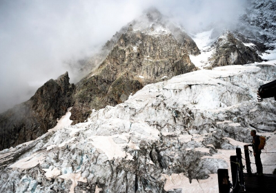 Alpine glacier chunk detaches killing at least 6 hikers