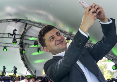 Ukraine presidents ratings fall as crisis with Russia brews