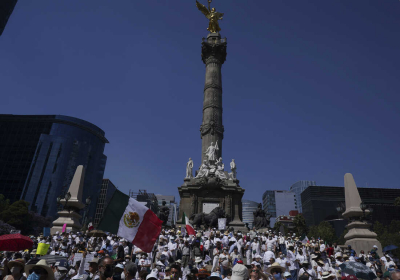 Few Mexicans vote on whether president stays or goes