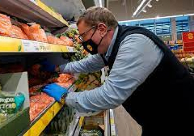 Grocery workers were on the front lines of the pandemic — so why so many still unvaccinated