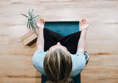 Mindfulness meditation reduces pain by separating it from the self