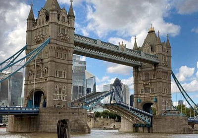 London takes aim at New York with five-year financial plan